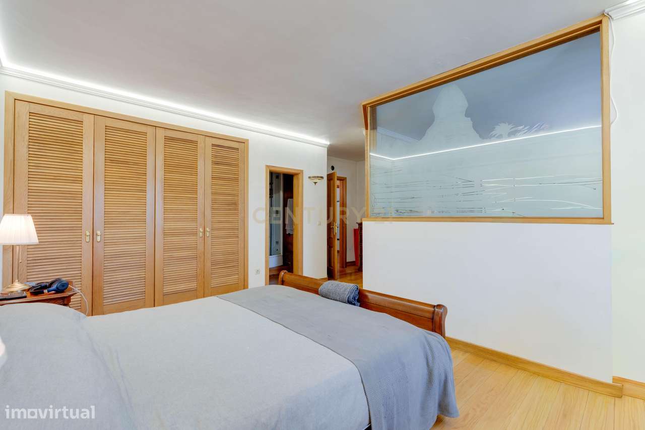 Encantadora Moradia de 4 Frentes-29