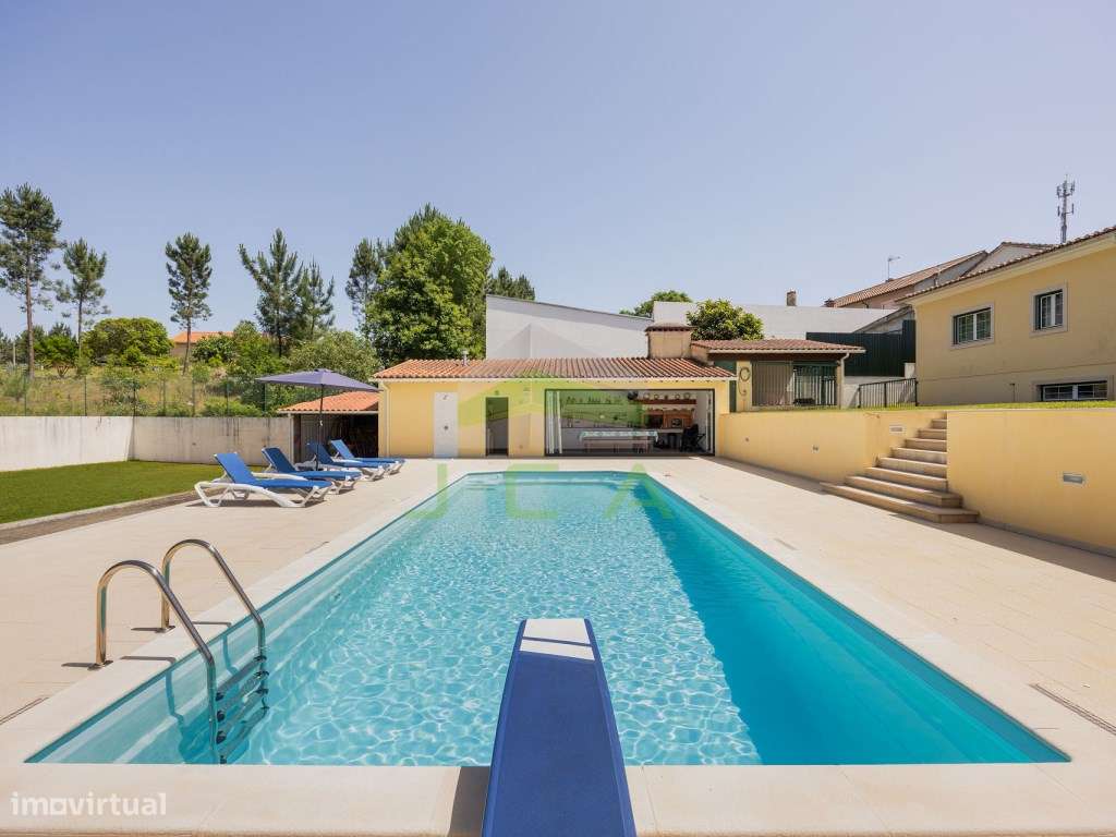 Moradia V4 com piscina e terreno-46