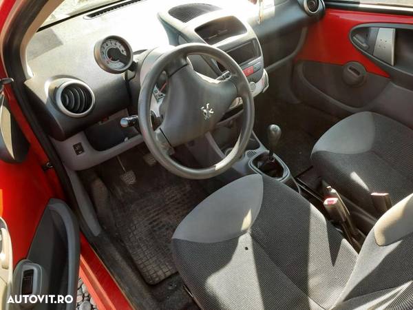 Dezmembrez Peugeot 107 - 12