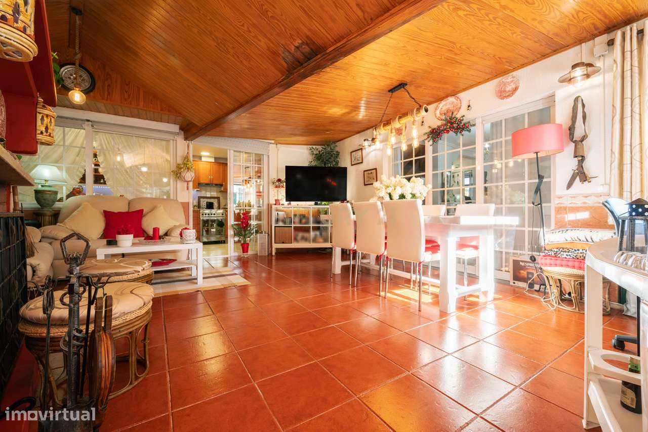 Moradia T4+1 para venda em Queijas.-7