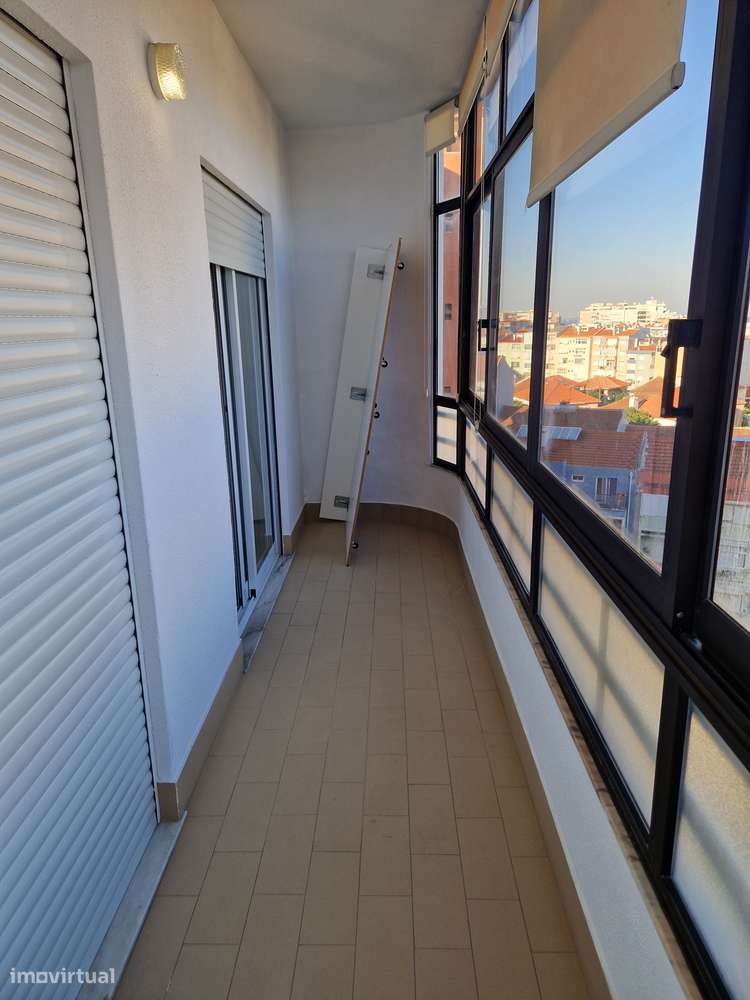 T3 Luxo (T3+T3 ligados/2 Fracções) com 3 Boxes Vistas - Almada Centro-43