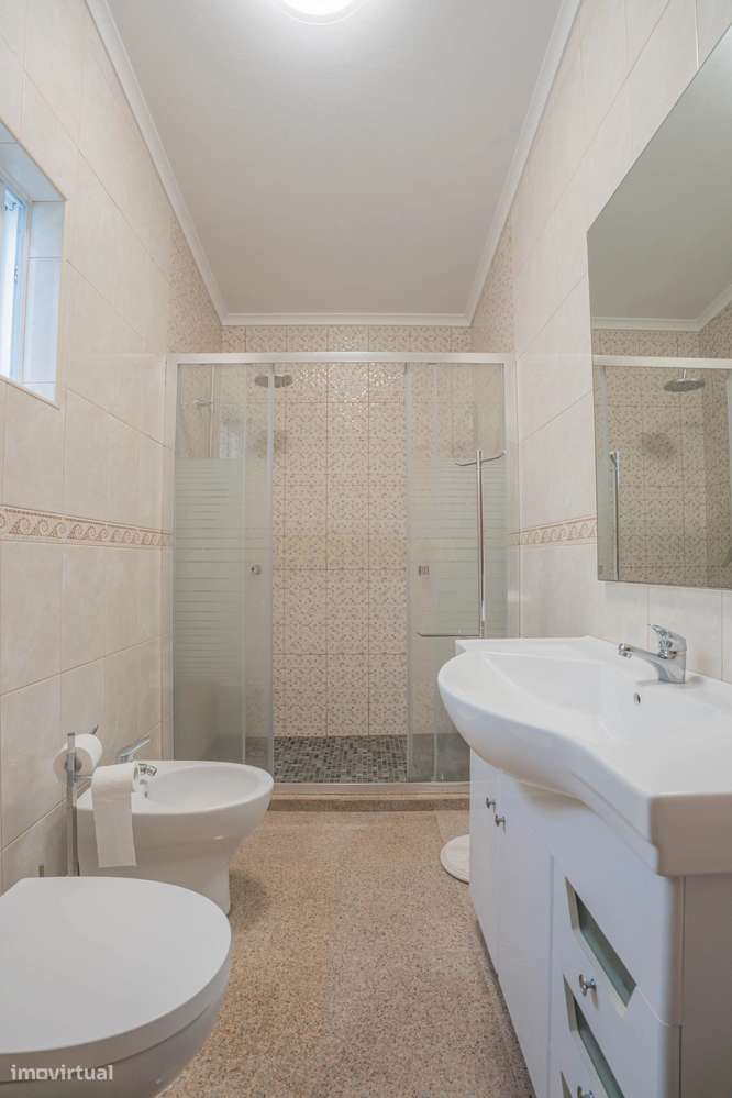 Oportunidade Única: T3 + T2 com Excelente Potencial-18