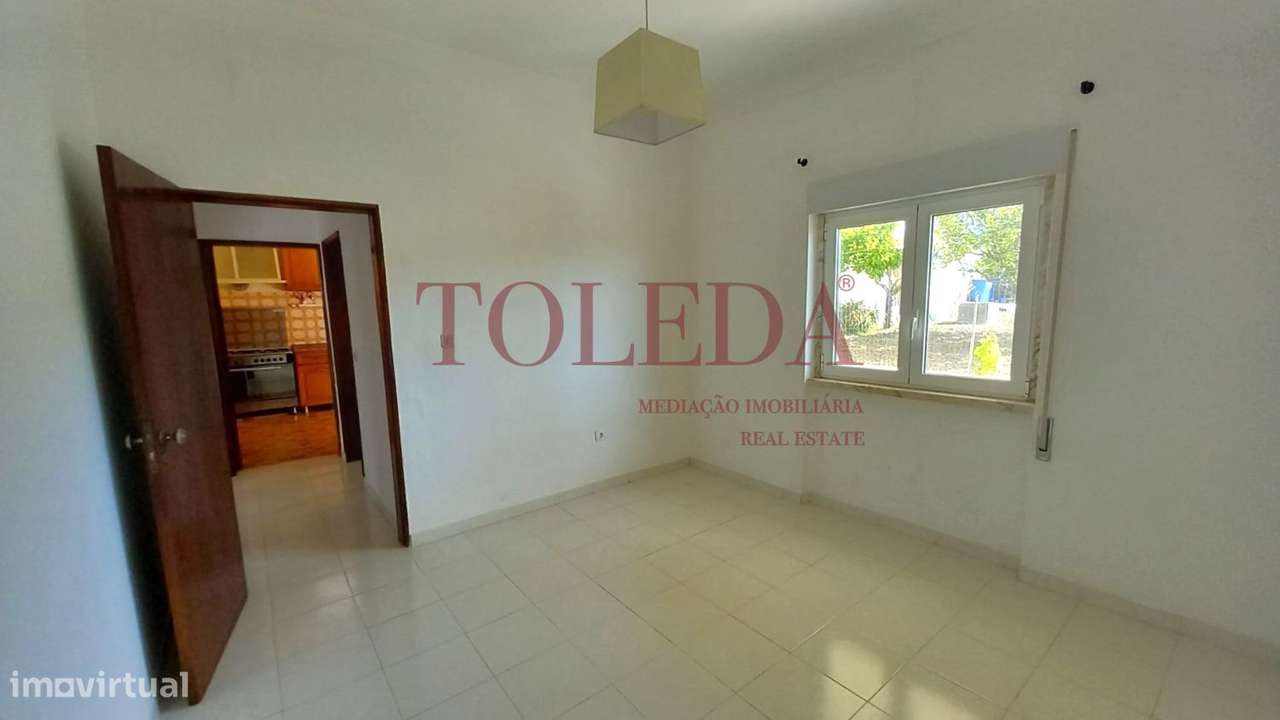 Moradia Bifamiliar com 2 T3 em Vialonga-14