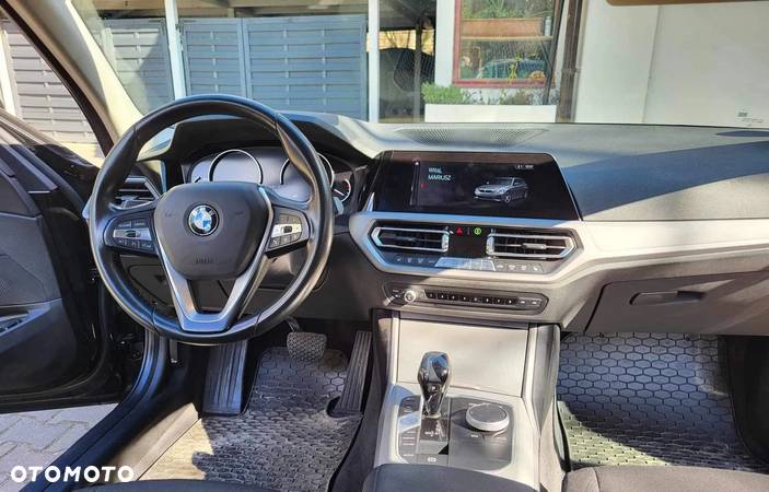 BMW Seria 3 318d Touring - 12