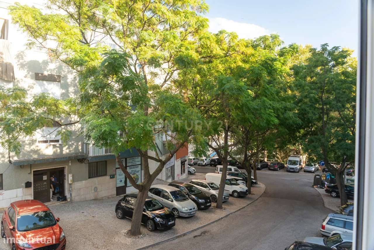 T2 totalmente remodelado com cozinha independente no centro de almada-20