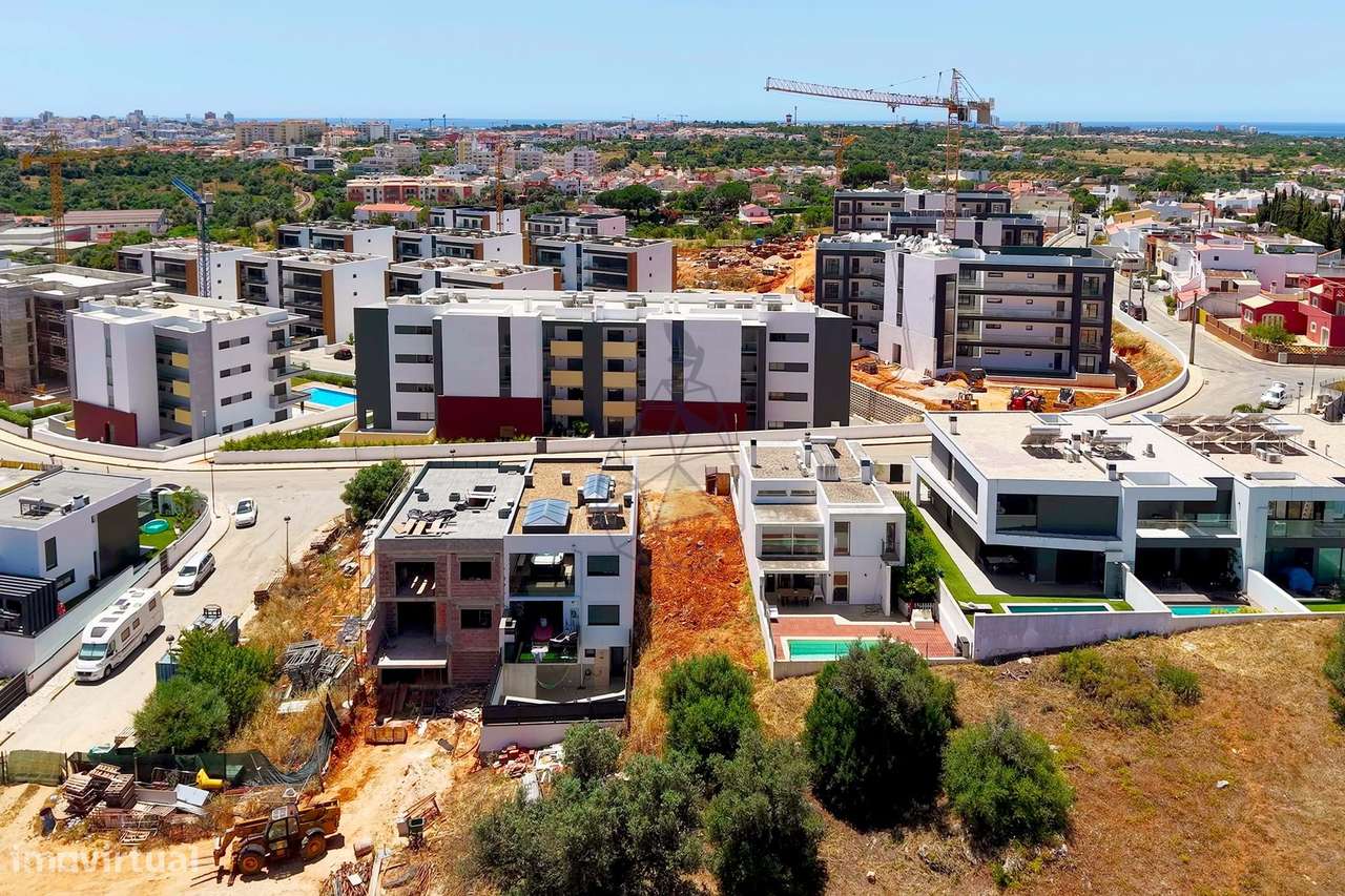 Linda moradia em banda em construção para venda na área de Sesmarias,-21