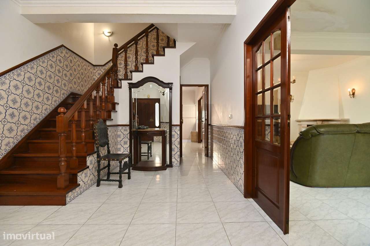 Moradia T4+1 com Jardim, Sótão Suíte e Garagem Ampla – Mem Martins, Si - Grande imagem: 2/43