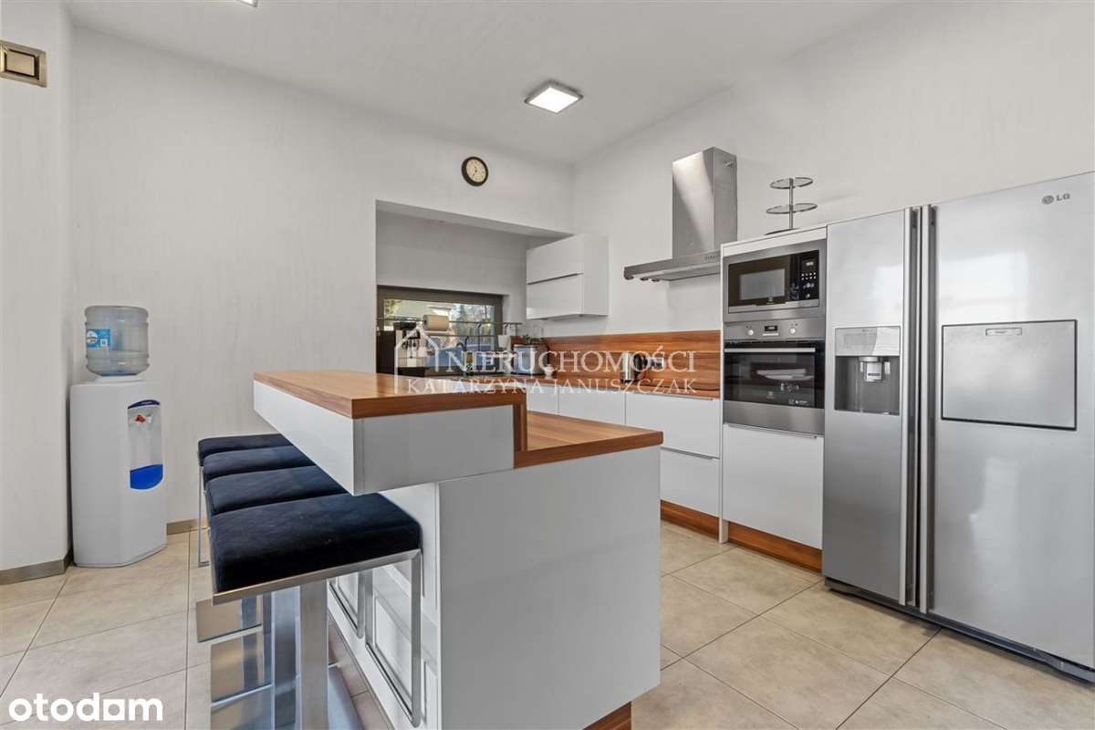 Biurowiec W Świetnej Lokalizacji-4