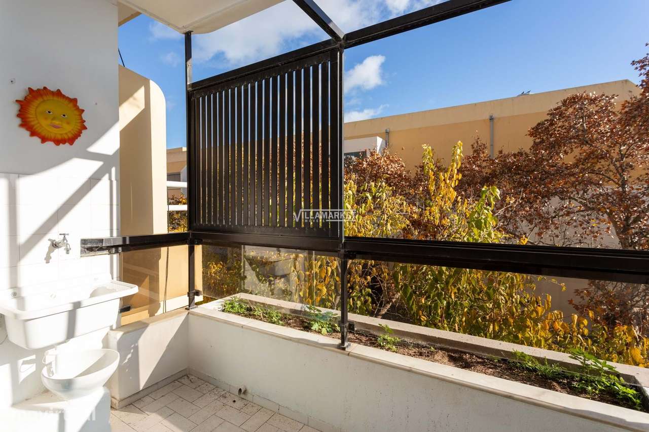 Apartamento T3 inserido no 2º andar de edifício com elevador situado n-5