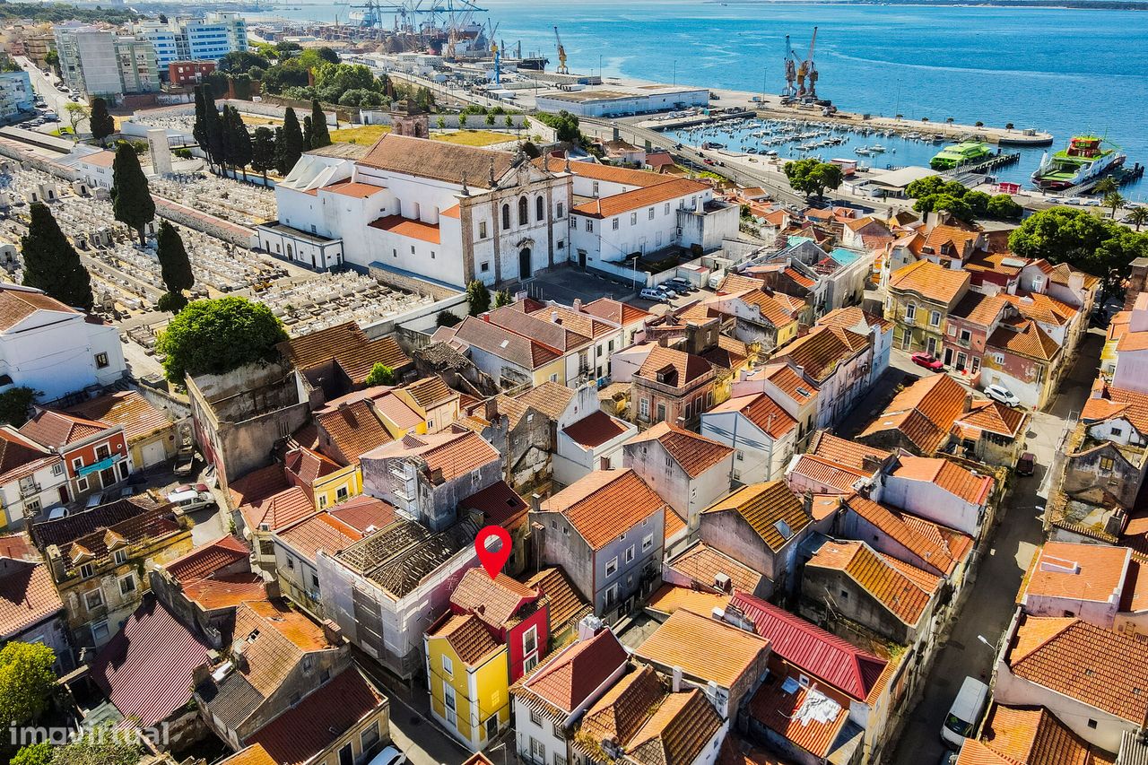 Prédio de 2 andares composto por 2 apartamentos independentes.