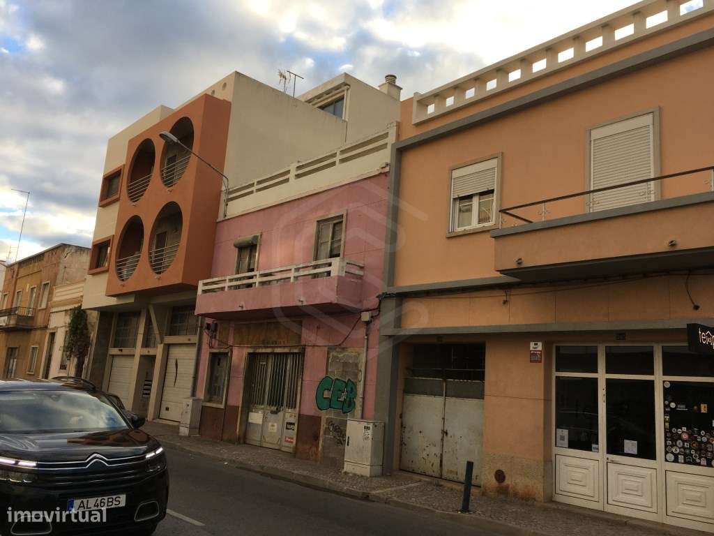 Prédio com dois pisos, logradouro, boa localização, Faro, Algarve - Grande imagem: 5/16