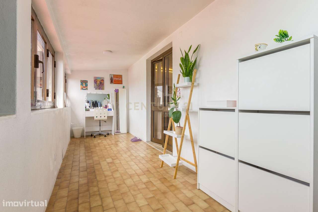 Moradia isolada  de gaveto com  5 assoalhadas num lote de 426 m2 na Qu-24