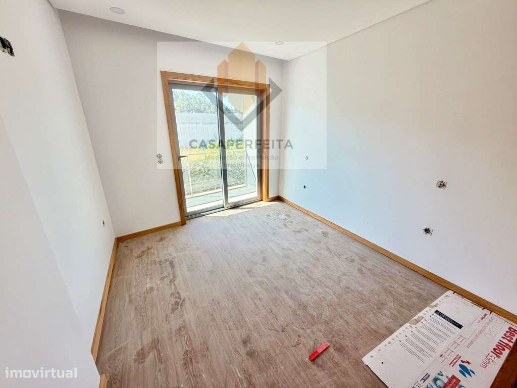 Apartamento T2 NOVO de 2 Frentes com 131m2, Varanda e Lugar de Gara...-10