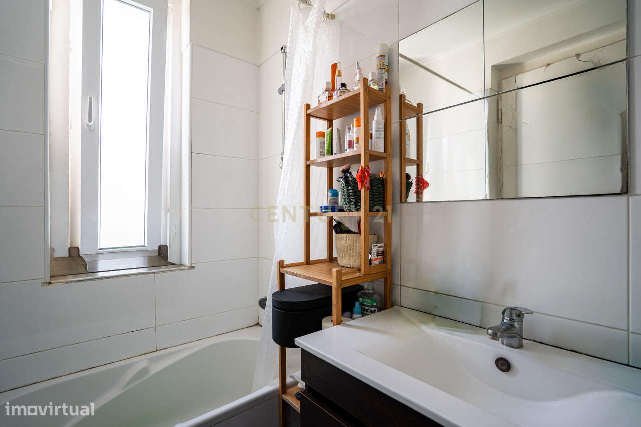 Apartamento T3, em São Vicente, com Pé Direito Alto e Tetos Trabalhado-8