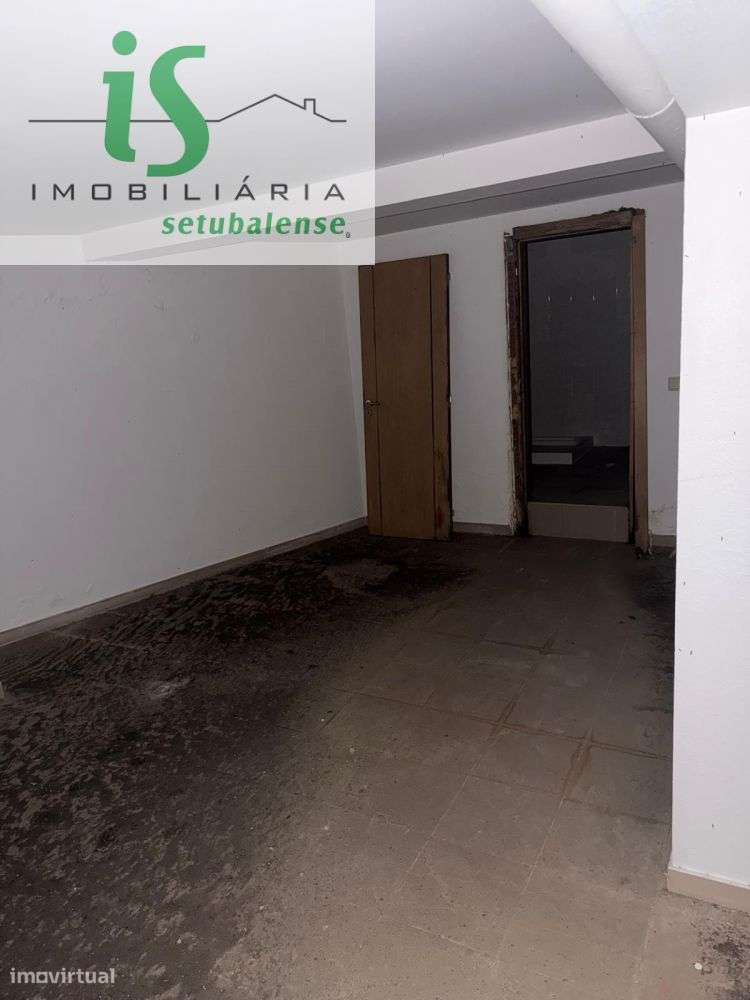 MORADIA T4 NA SOBREDA COM GARAGEM ISOLADA E TERRENO EM GAVETO.-35