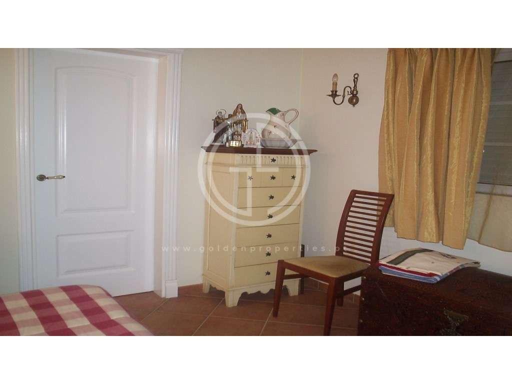 Moradia T4 com piscina localizada numa zona calma entre Loulé e Alm...-8