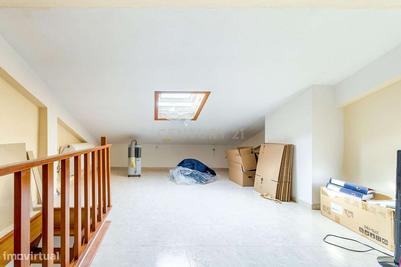 Moradia em Banda T3+1 com quintal e garagem em Zona Tranquila – Bacelo-23