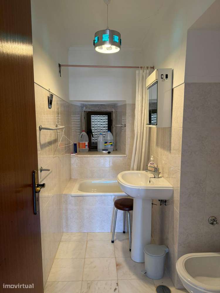 Moradia antiga com terreno, furo de agua e painéis solares aquecimento-10