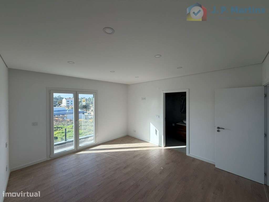 Moradia isolada, T4 com 4 suítes, piscina e garagem em Pinhal General-26