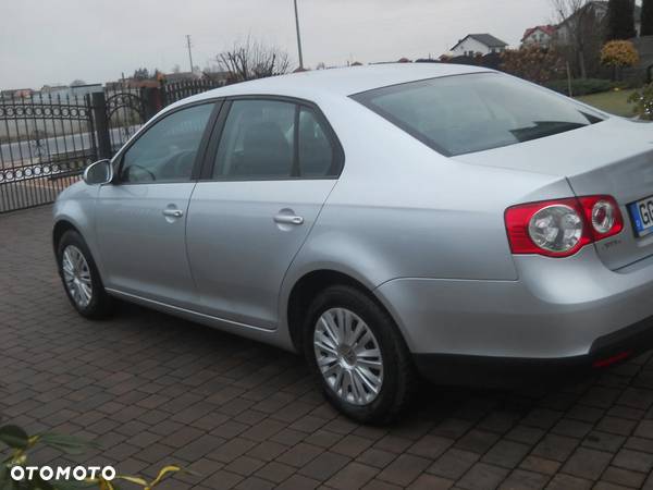 Volkswagen Jetta 1.6 FSI Comfortline - 2