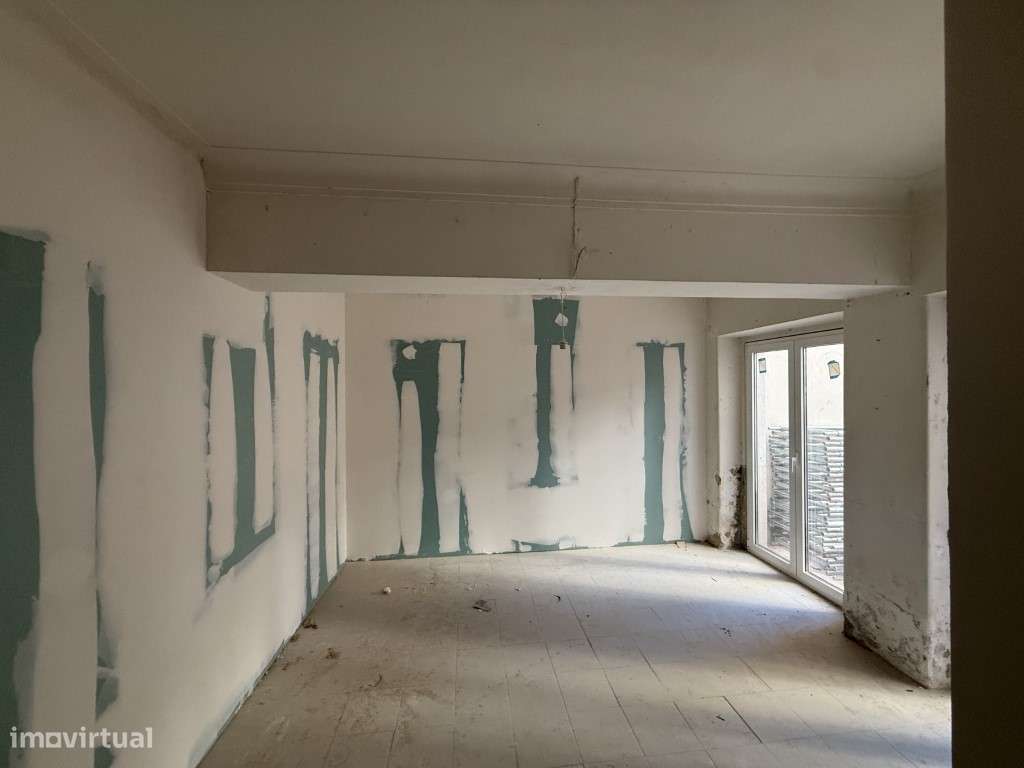 Apartamento para recuperar junto ás Amoreiras-11