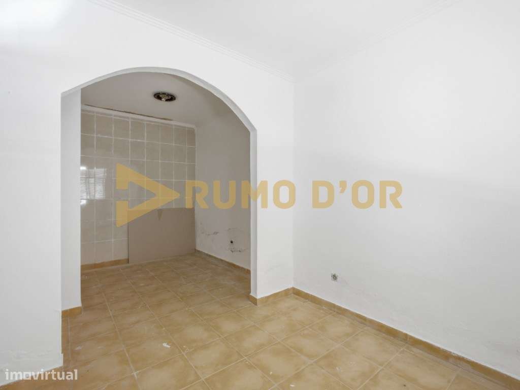 Quinta com 3 moradias e 3 garagens em Abrigada-20