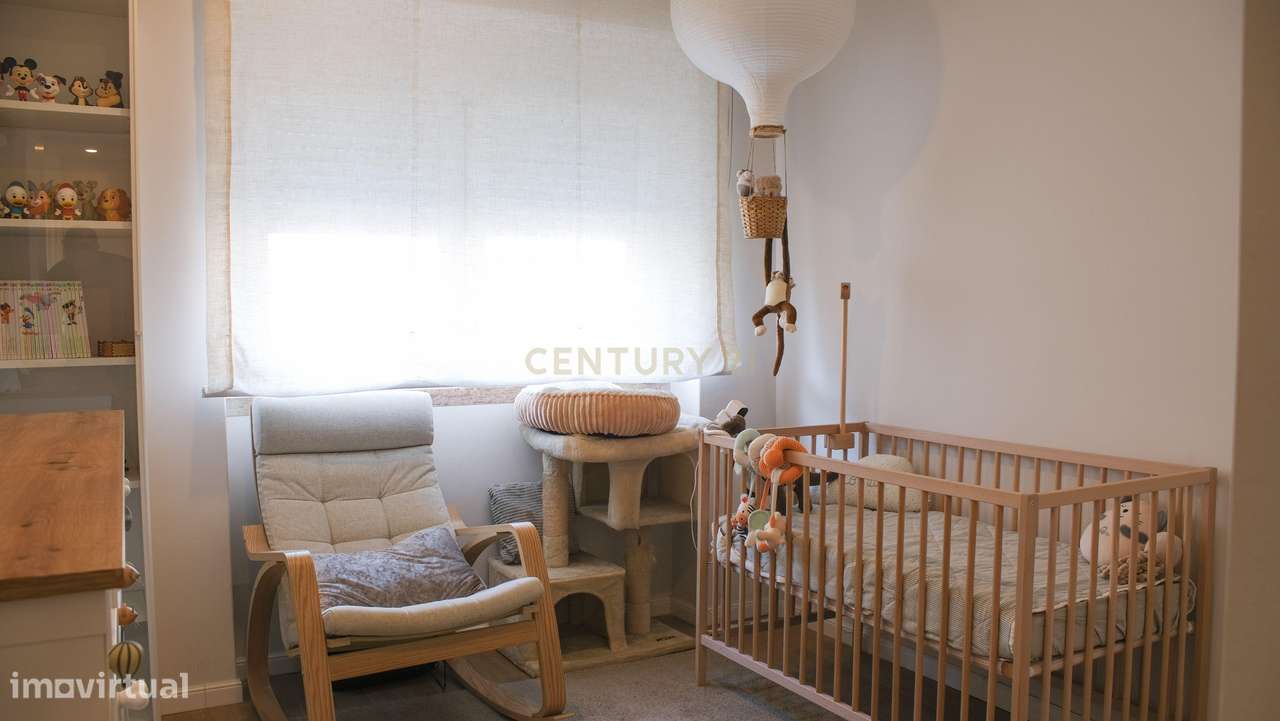 Apartamento T2 Renovado com Logradouro de 80m² no Centro de Almada-18