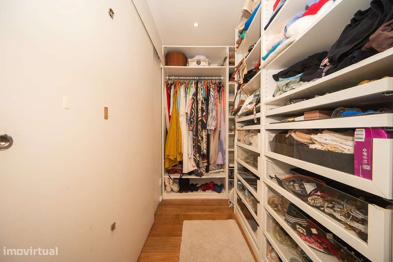 Moradia Contemporânea com Vista Mar e Piscina, Próxima da Beloura e Es-25