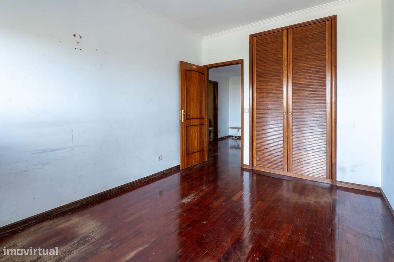 Apartamento T2 com varanda, garagem e vista urbana-17