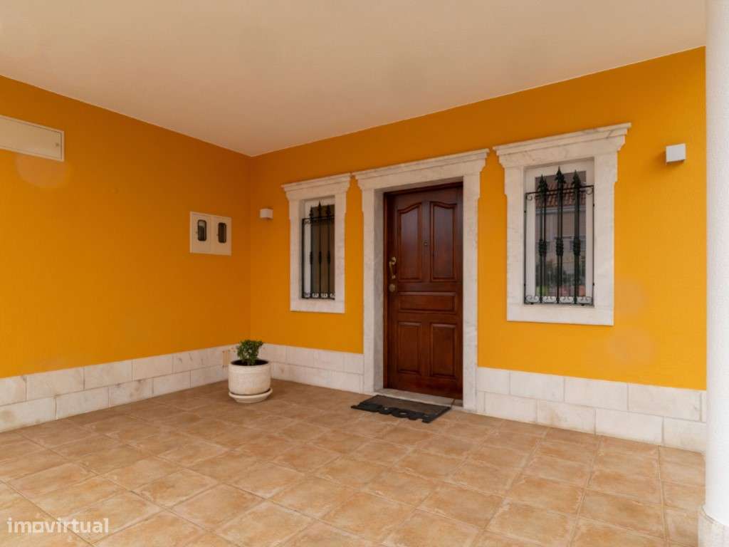 Moradia T4+1 localizada no bairro do 'Casal Novo'.-34