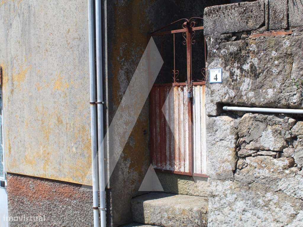 Moradia para restaurar no centro das Talhadas - Sever do Vouga - Grande imagem: 5/50