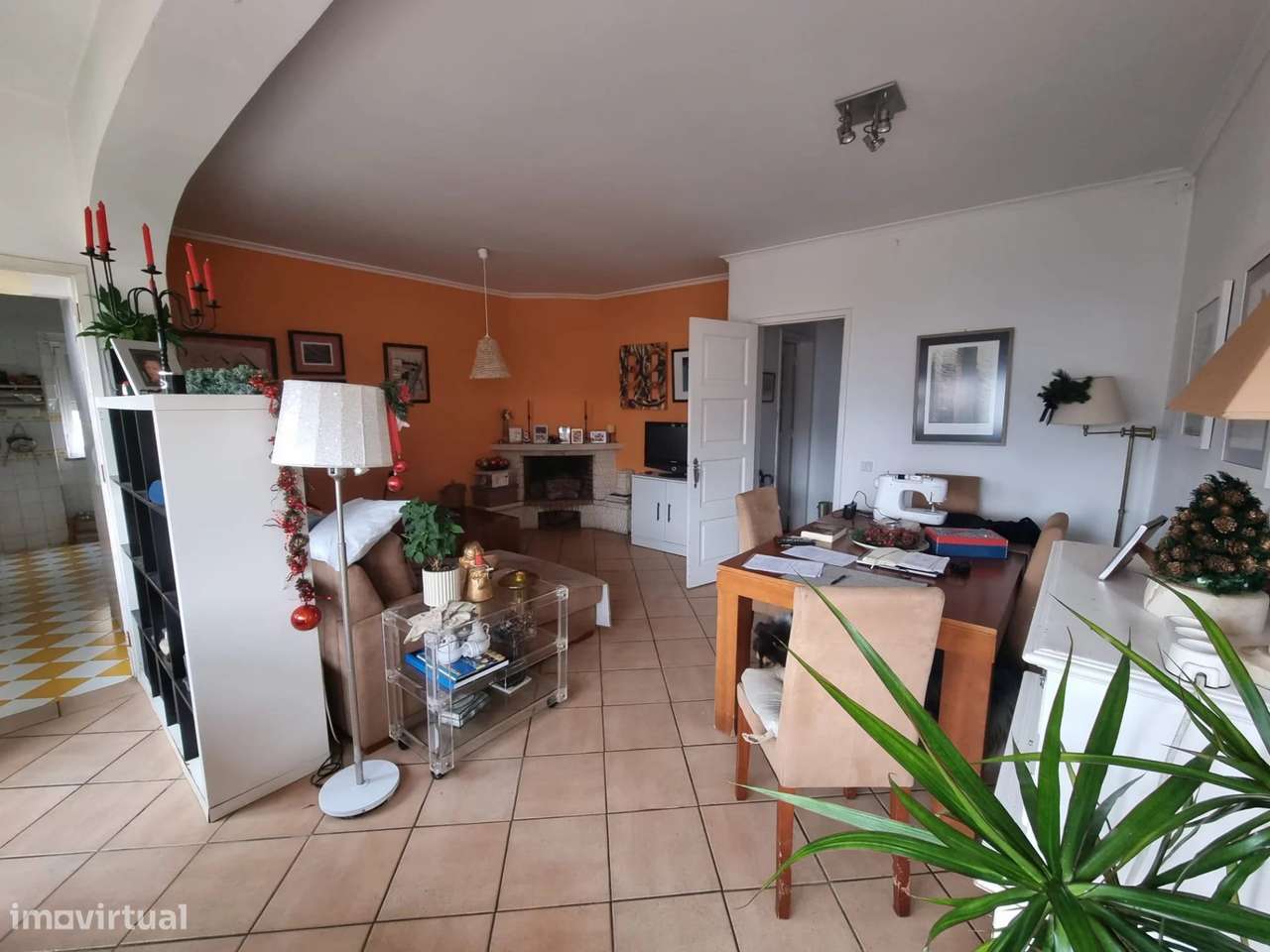 Prédio com 3 apartamentos T2, com Terraço e Jardim na Costa da Caparic-40