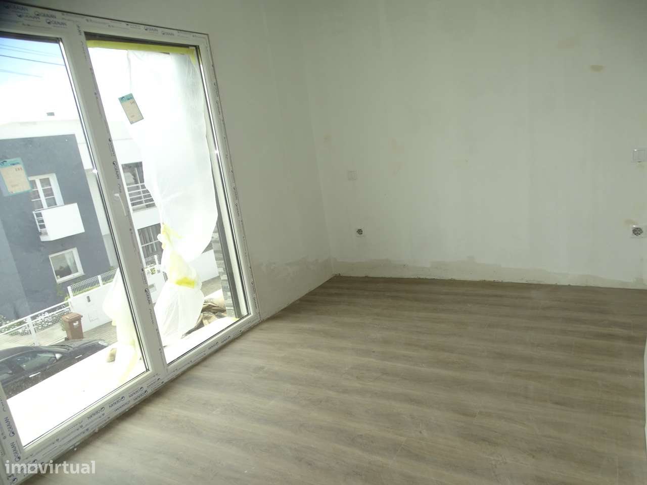 Geminada T3 com garagem, jardim e terraço-11