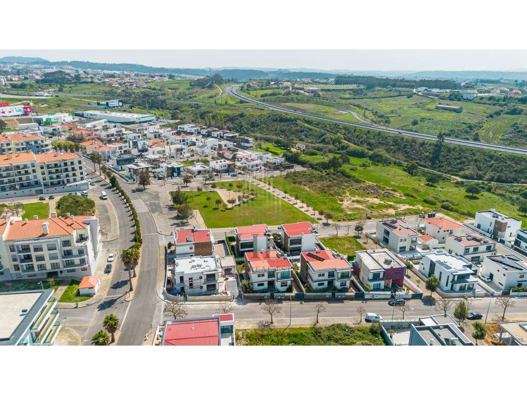 Moradia T4 de Luxo com Piscina Privativa e Jardim | Mafra-30