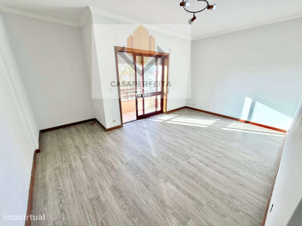 Apartamento T1 com Varanda e Lugar de Garagem - Canelas-1