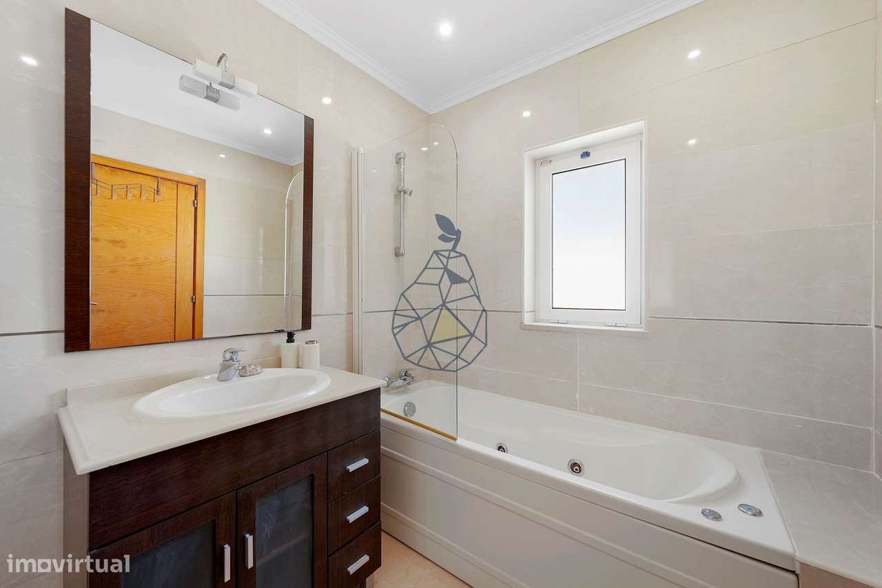 Moradia T5 com Piscina Privada, Jardim e 5 Suites em Montechoro, Albuf-44