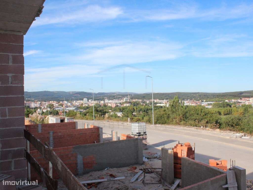 Moradias T3 em construção na urbanização Fonte Lagoa, Rio Maior-18