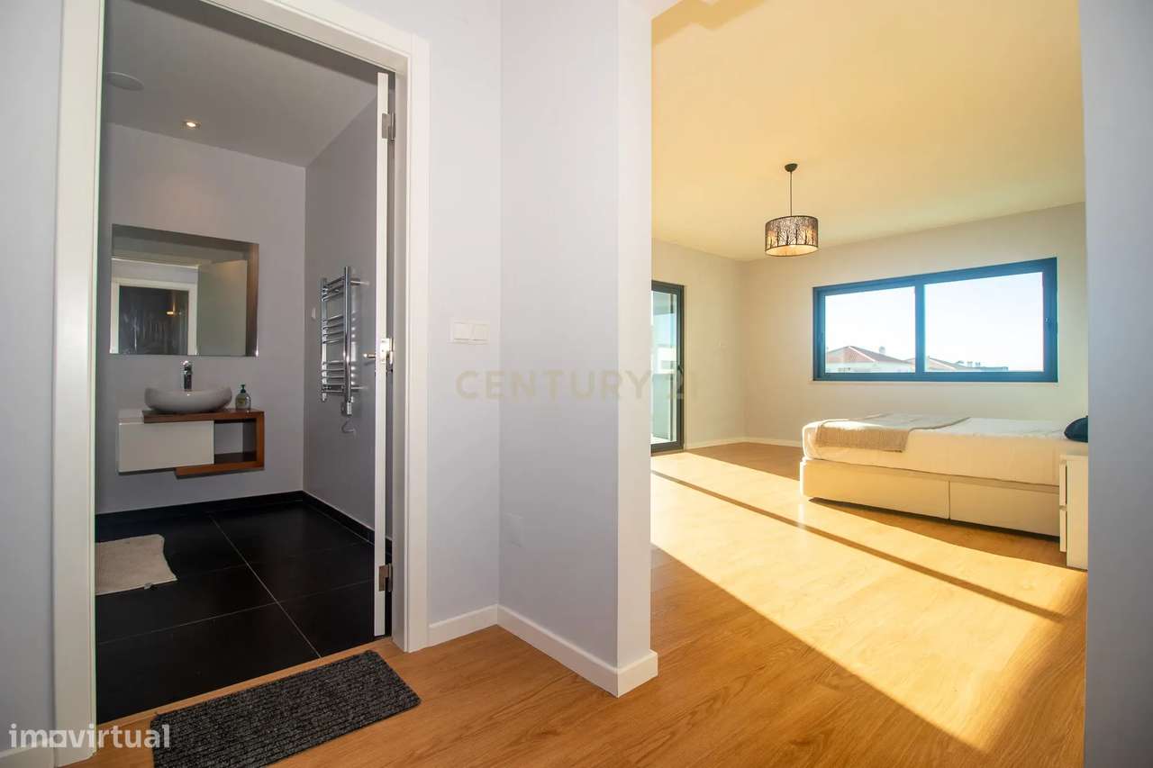 Viva o Luxo à Beira-Mar: Moradia Espetacular T5 com Piscina na Deslumb-49