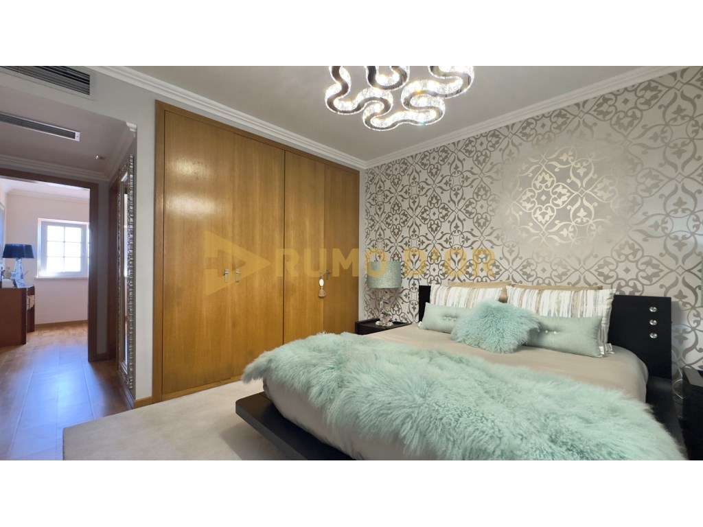 Viva com Conforto! Moradia T4 com Jardim e Espaço Exterior em Alenquer-17