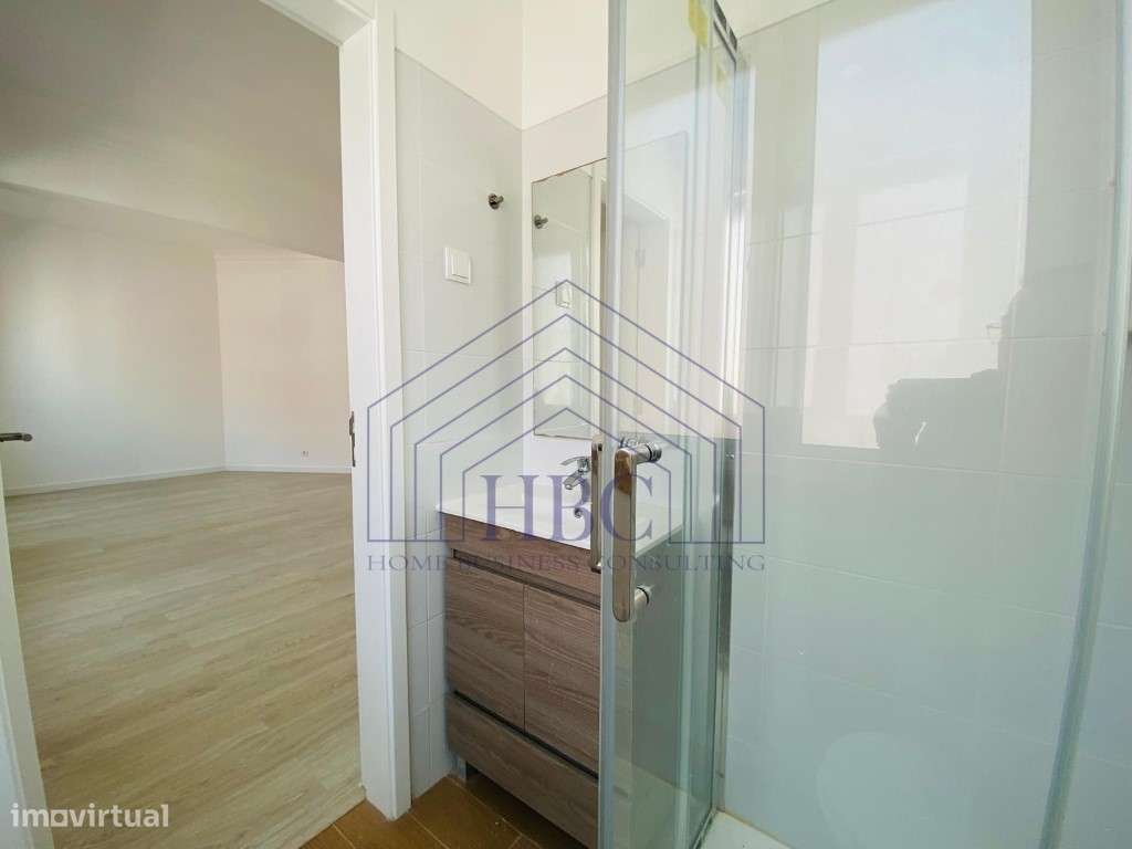 Apartamento T2 Transformado num Excelente T1 Remodelado com Vista R...-16