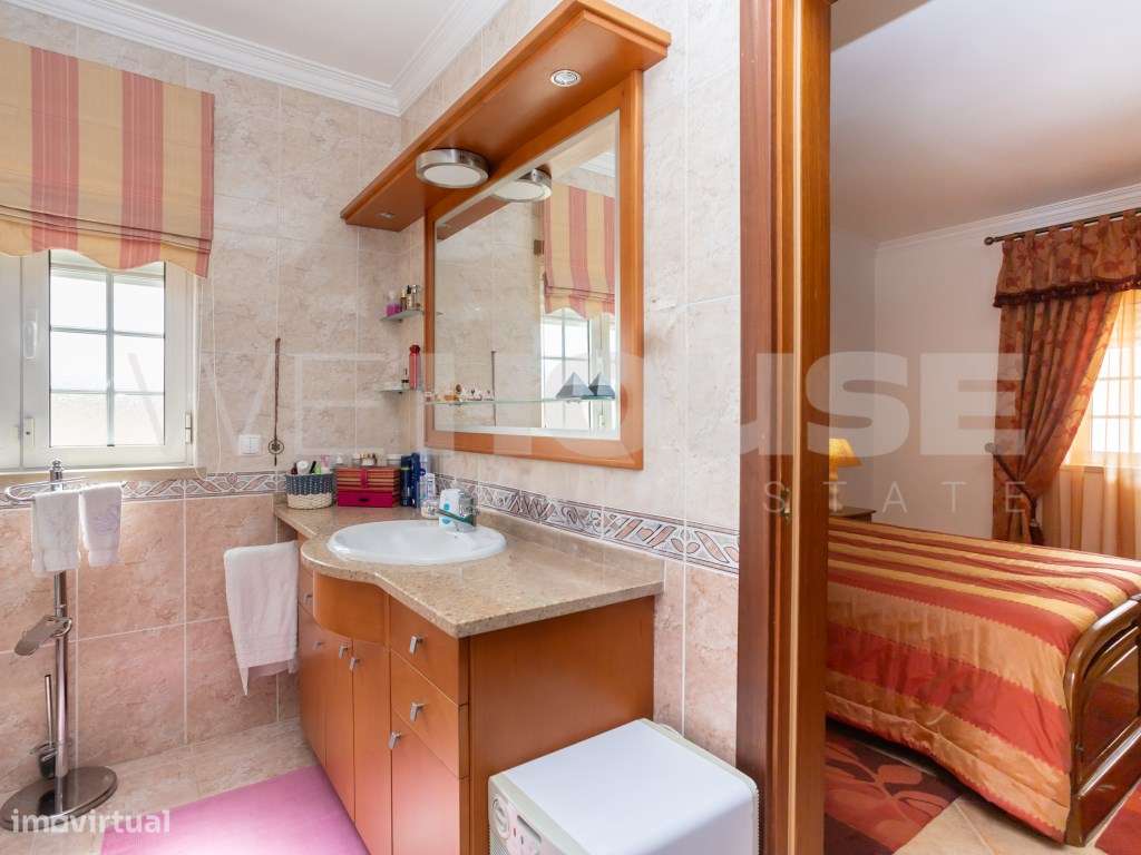 Moradia T4 com 280 m2, inserida em terreno com 2500 m2 em Palmela-21