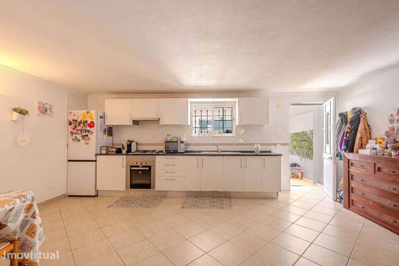 Moradia T2 Geminada C/ 2 Apartamentos Independentes e 238 M2 de Área E-42