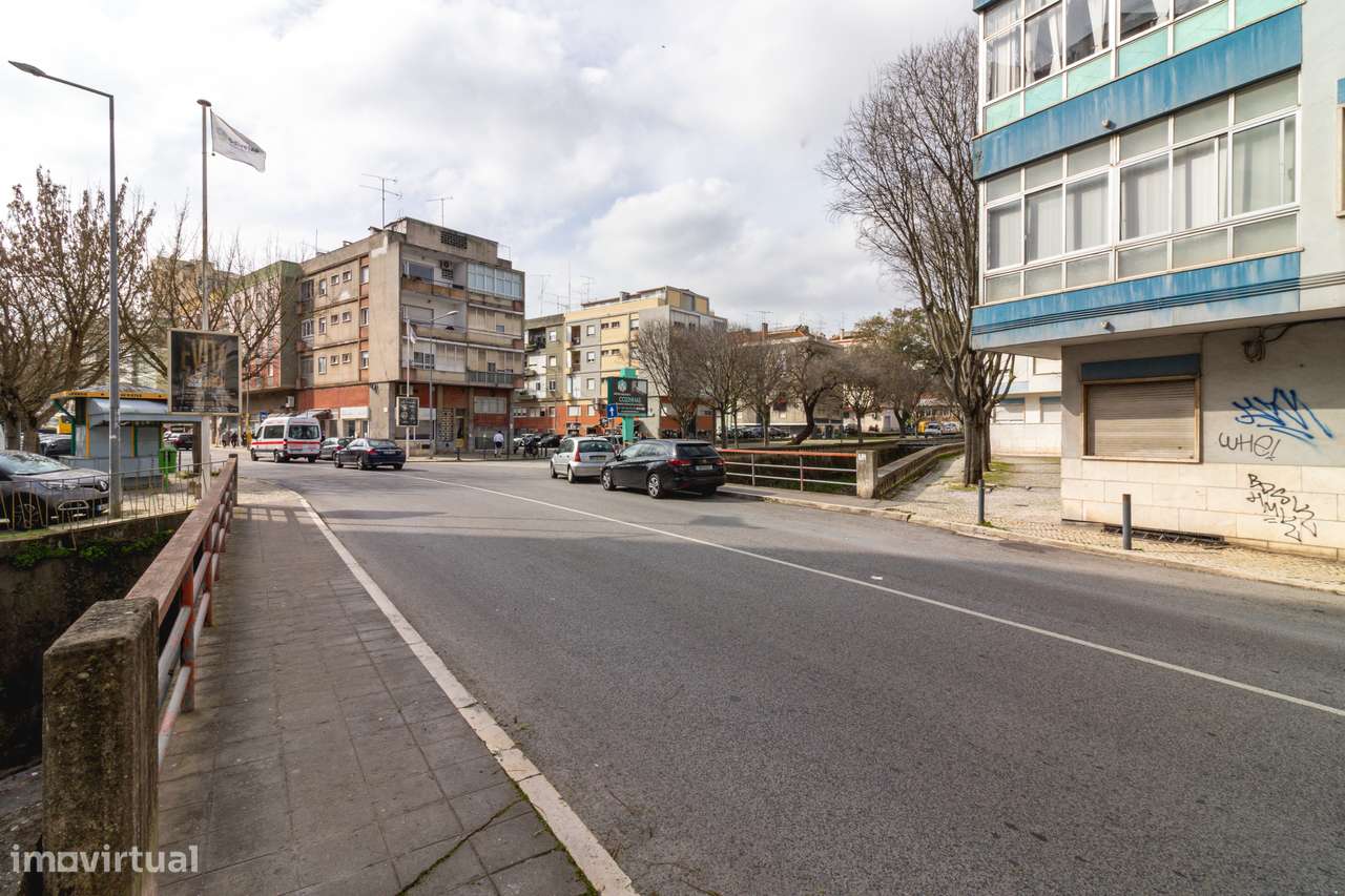 APARTAMENTO T3 | C/ ARRECADAÇÃO | ODIVELAS-32