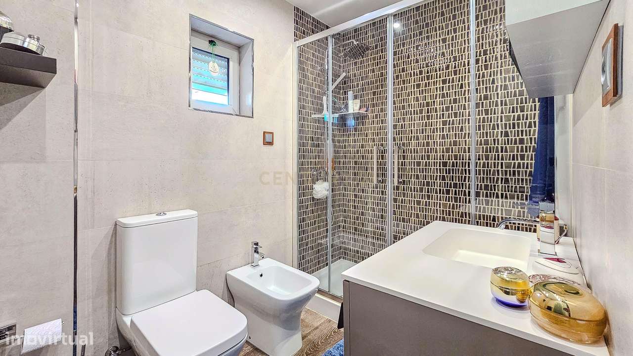 Apartamento T2 no Bonfim, Porto, terraço fechado e varanda.-24