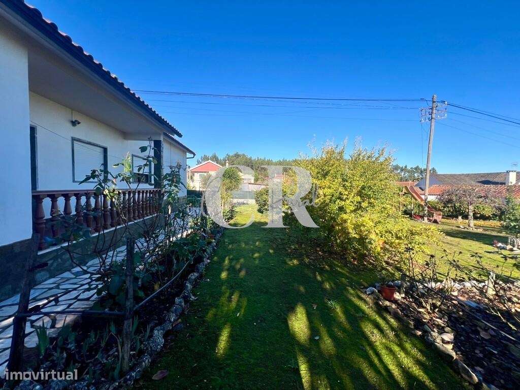 Excelente moradia térrea e independente com jardim em Arega - Figueiró-17