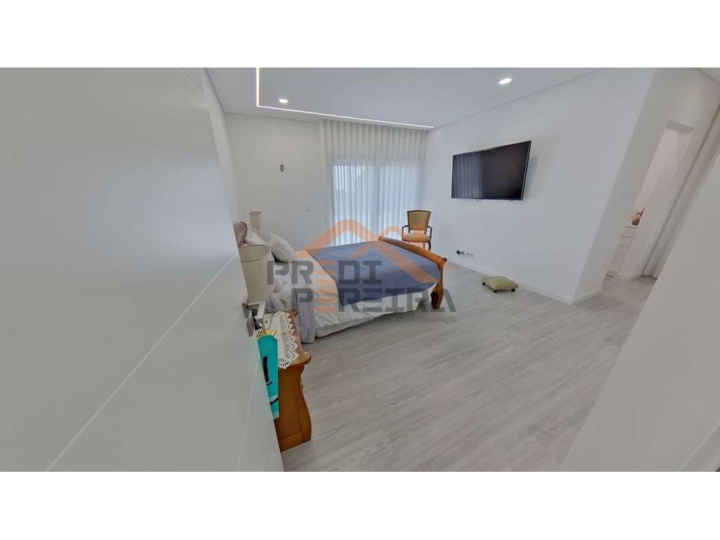 Moradia T3, situada no Casal da Silveira, em Famões-39