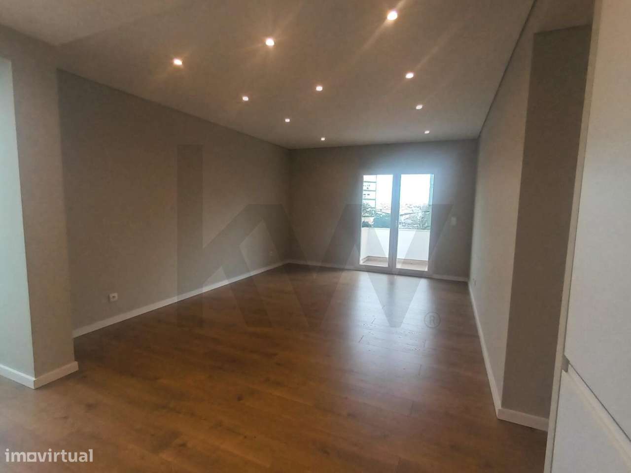 Arrendamento T3 totalmente renovado | A estrear | Centro da Sobreda - Grande imagem: 4/24