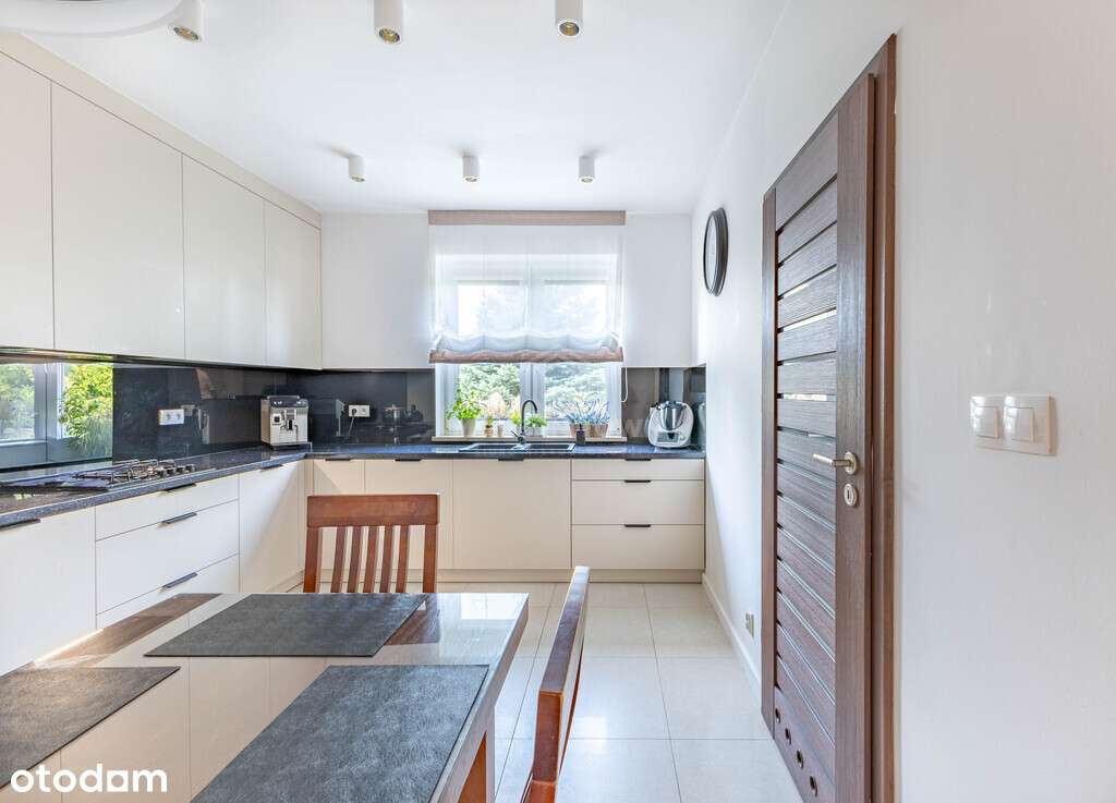 Dom z Dodatkowym Budynkiem–Działalność, Warsztat-6