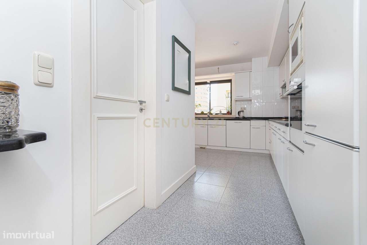 Apartamento T6 Único com Varandas Envolventes | Parque das Nações-35