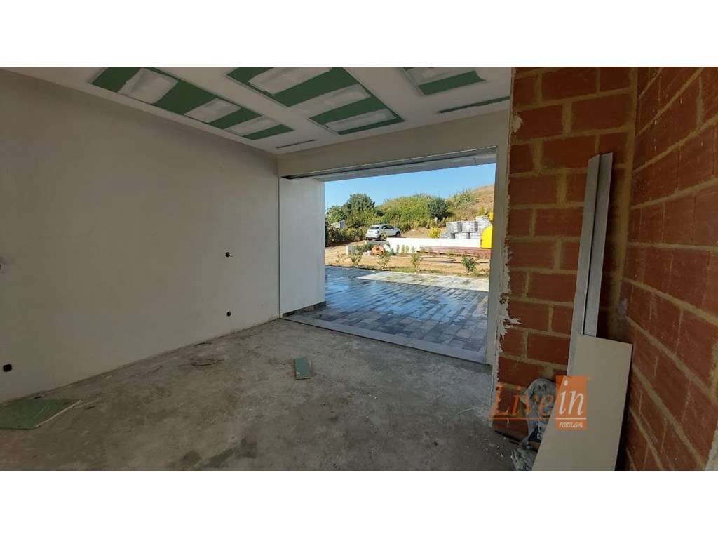 Quinta com Moradia T4 Isolada na Azueira em Mafra-19